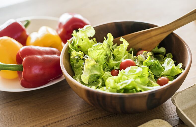 Lecho-salaatti voi toimia maukkaana ja terveellisenä lisukkeena. 