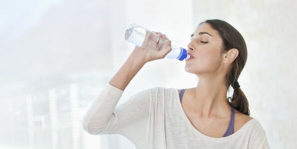 Laihtuaksesi nopeasti, sinun on juotava vähintään 2 litraa vettä päivässä. 