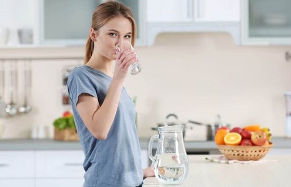 Veden juominen ennen ateriaa laihtuaksesi laiskalla ruokavaliolla