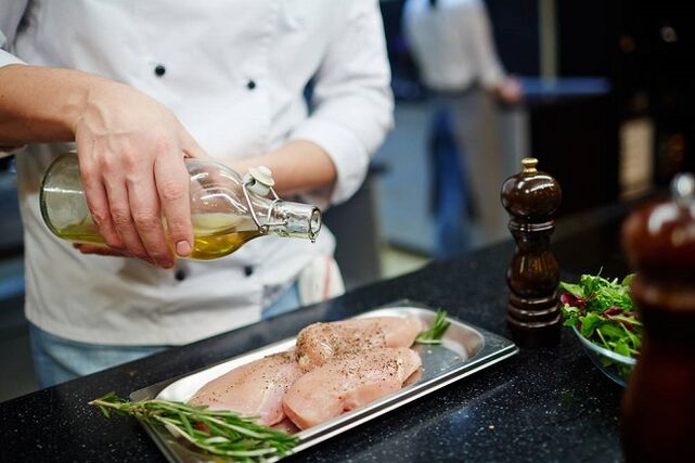 syö kanaa ja oliiviöljyä ketogeenisellä ruokavaliolla